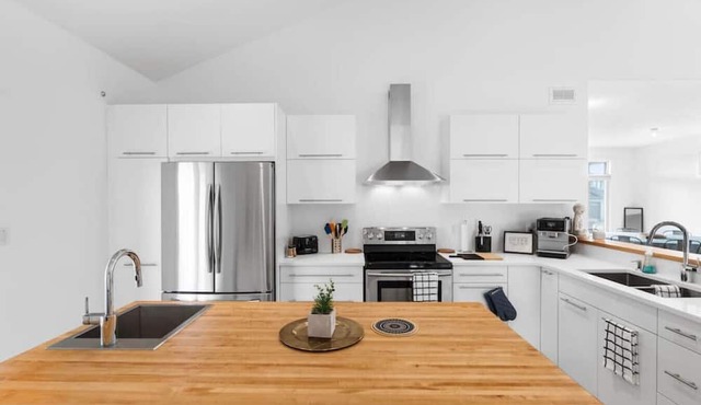 *Elegant 4BR Family Home* by *Prince Edward Area*