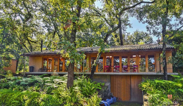 Unique Home, 20-acre Ranch, Private Lake, Outdoor BBQ, Pizza Oven & Dining Table