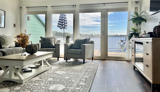 Cozy 2 story lake retreat w/ lake views 2/2. Relax, unwind or cast your line.
