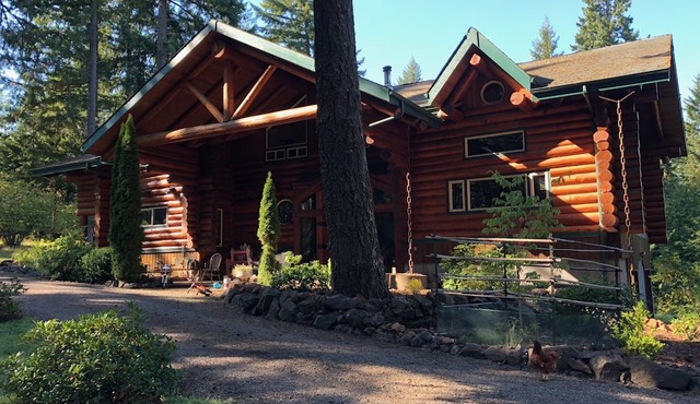 Spectacular log lodge on 5 acres of parkland 10 minutes from Eugene town