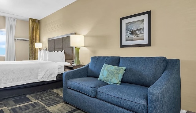 Great Relaxing Overnight Stay! Free Breakfast, Close to Nut Tree Family Park!