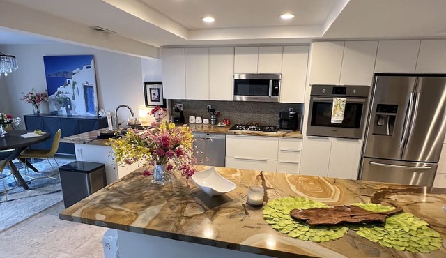 Surrounded by Beauty on the bay and mountains. This is short term monthly only.