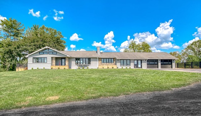 Less than 2miles from VT, Sleeps 16. Amazing Views!