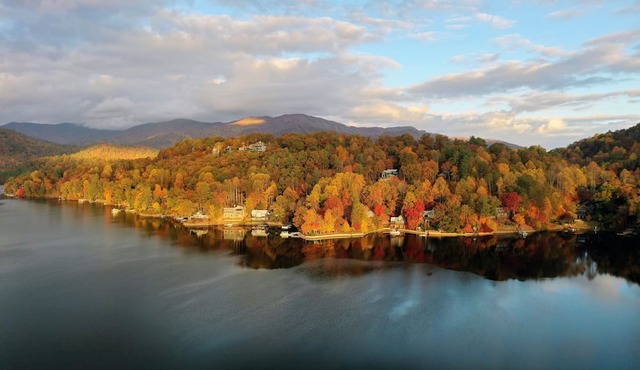 Cozy mountain lake view retreat. Great place to begin your Smoky Mntn Excursions