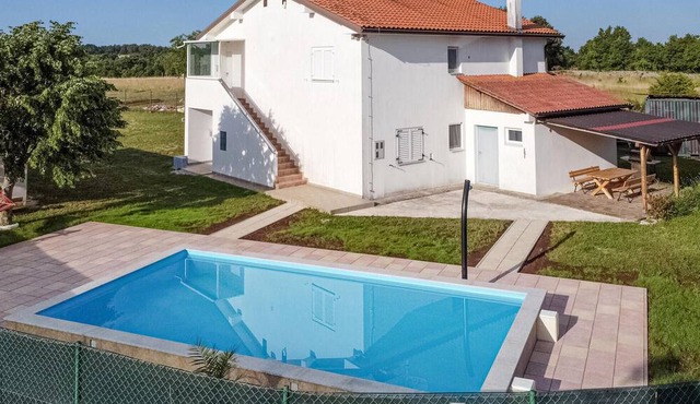 Ideal apartment for your family vacation with pool in a quiet location in Vidulini.