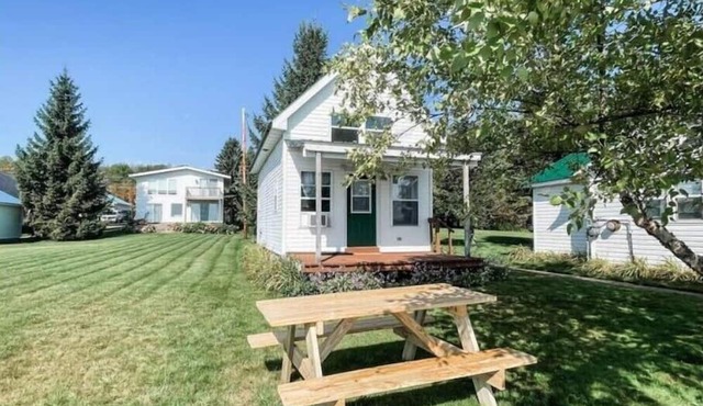Cozy Lakeside Cottage #2 Near Houghton