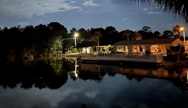 Cozy Lake Front Park Model Close to beaches, golf, restaurants, shops