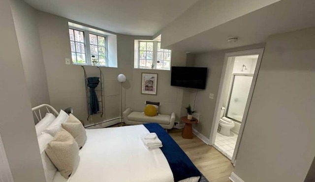 Quaint Studio Apt! | Steps from Back Bay