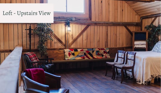 Cozy Barn Sleeps 4 + 1.5 Baths + Full Kitchen + Family Room + Gathering Space