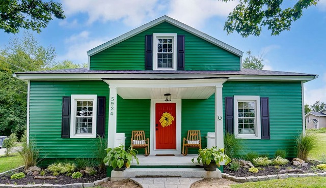 Cozy home! Just 11 minutes to Creation Museum. Walk to restaurants and more!