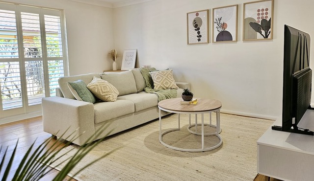 Cosy 3BR House w garden, 7 mins drive to Macquarie Centre, 5 stars on AirB&B