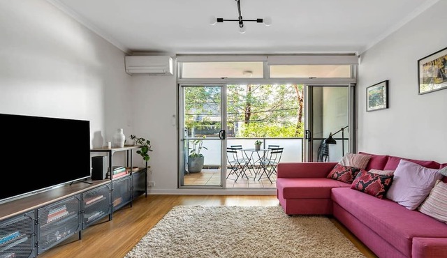 Cool and Cosy in Chippendale Warehouse District Pad