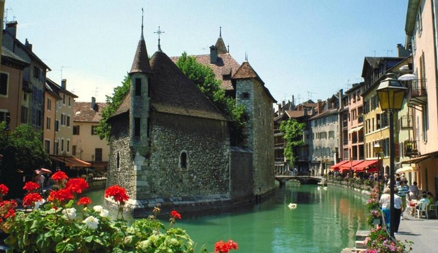 Homerez - Spacious house for 8 ppl. with garden and terrace at Annecy-le-Vieux
