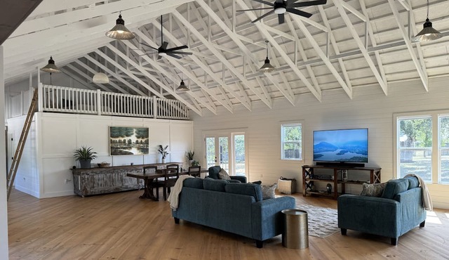 Cozy farmhouse in the country! Beautiful all-new furnishings and gorgeous views!
