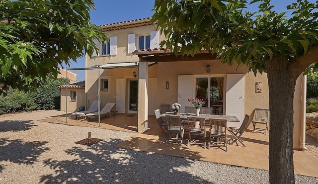 Villa with dishwasher, in green surroundings