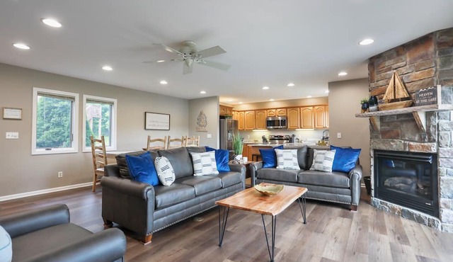 Lake Views * Hot Tub * Fast Wi-Fi * Renovated