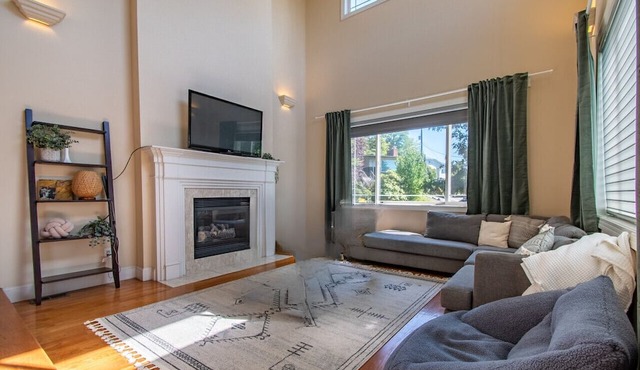 Short Drive to Stadiums - Large 4 Bedroom House