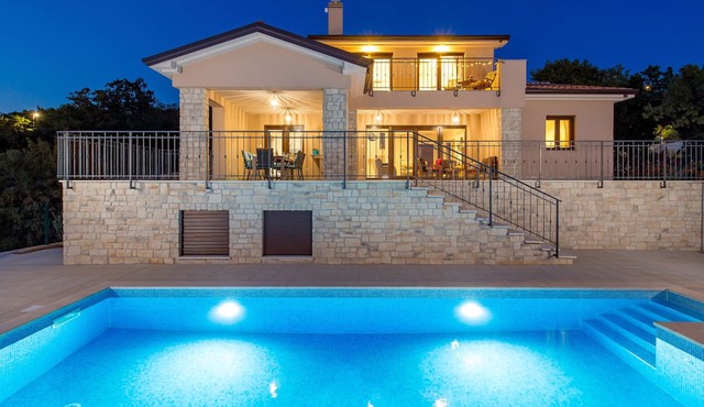 Cozy villa with amazing view from terrace, pool, close to the beach