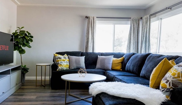 Mid-Century 2BR + Parking + Near DTLA #TravelSGV