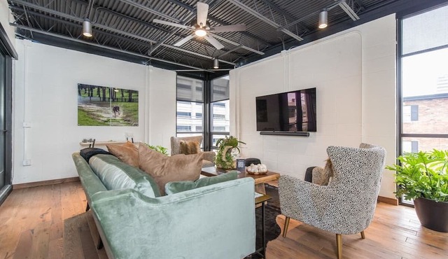 This serviced apartment is a 2 bedroom(s), 2 bathrooms, located in Lexington, KY.