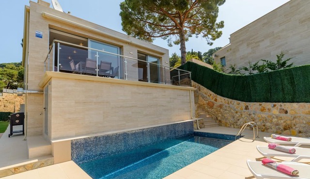 Fiona by Danlux Imvest. nice house whith pool