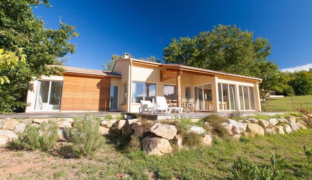 Tidy bungalow with dishwasher