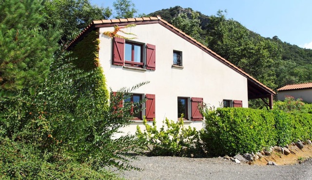 Detached holiday home with terrace in Quillan