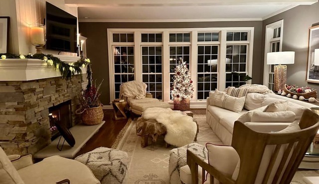 Bluffs Edge in Birchwood Farms - private four-bedroom, hot tub, screened porch