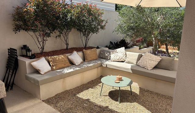 3-bedroom house with summer kitchen and outdoor jacuzzi. Boulodrome
