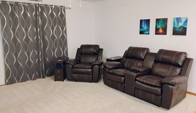 Current-ly Relaxing - 2 Queen Bedrooms, Private Parking, Full Kitchen & Bathroom