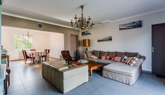 Large villa, pets OK, 12 guests, near beach