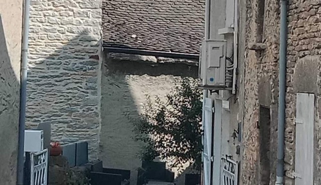 Townhouse with triplex courtyard, quiet location
