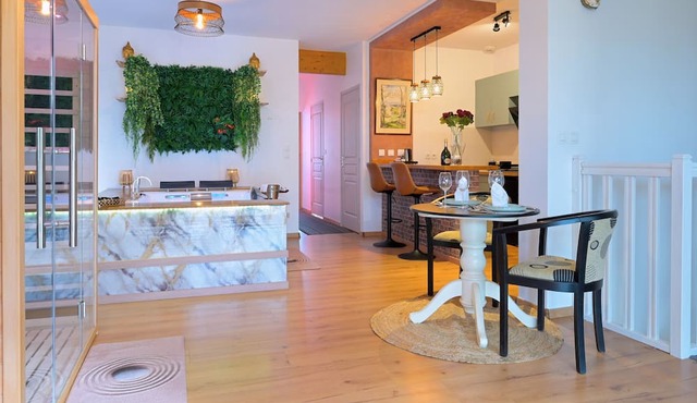 Luxury loveroom with private Jacuzzi, sauna, cinema corner & privacy area