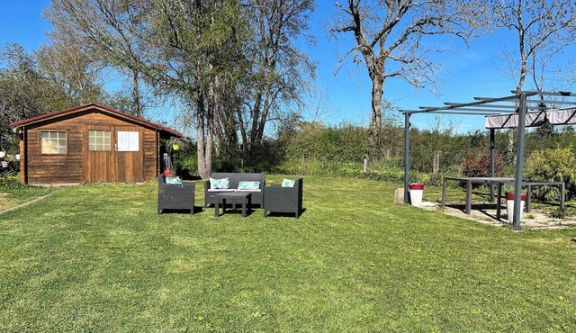 Le vieux noyer, In the countryside Close to all the lakes in Morvan Park,