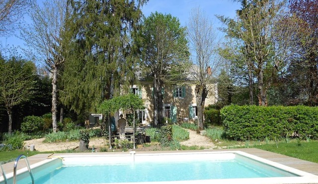 House with pool in a peaceful village, ideal for families