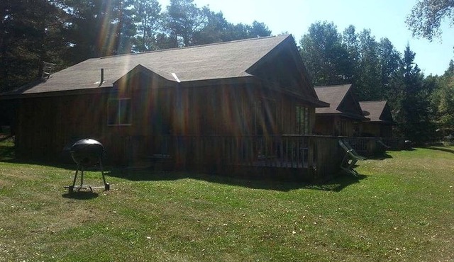 Beautiful Cabin Rental with Private Hot Tub in Sundridge, Ontario
