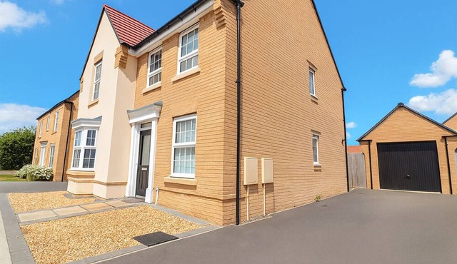 Spacious 4 Bedroom House with Home Office