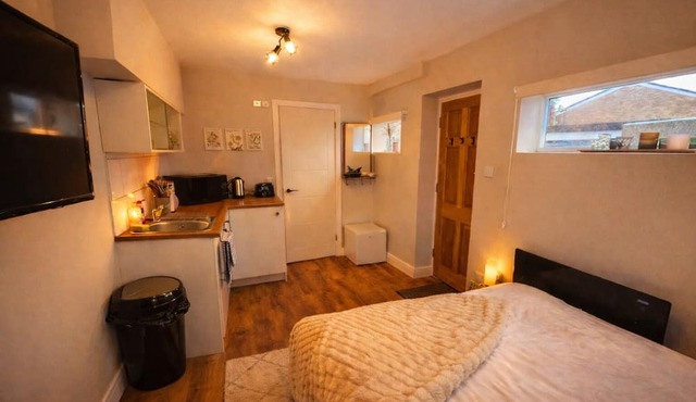 Cosy studio close to Luton airport, self check in, WIFI and free parking