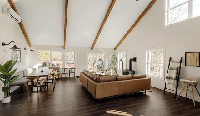 5 bedrooms with hot tub, fireplace, pool table & more, 12 minutes from Knoebels Amusement Park