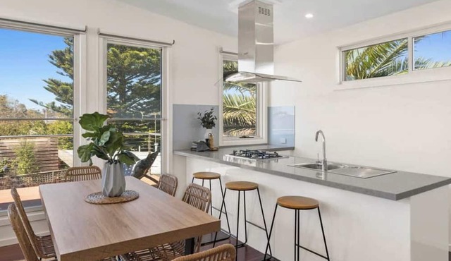 Central Torquay House , 300m to beach