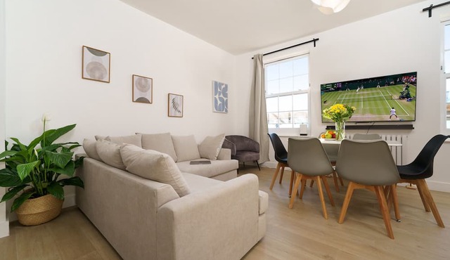 Luxury duplex with 3beds/3baths. 15mins to Arsenal FC and Camden Town & Market