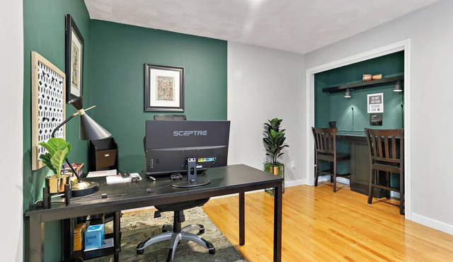 Stylish 4-bedroom house, dedicated office, master suite in a cul-de-sac