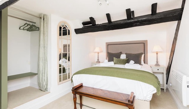 Historic 2 Bed in Central Warwick - Pass the Keys