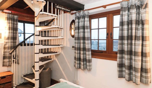 SAMMY HAKES COTTAGE, romantic, country holiday cottage in Watchet