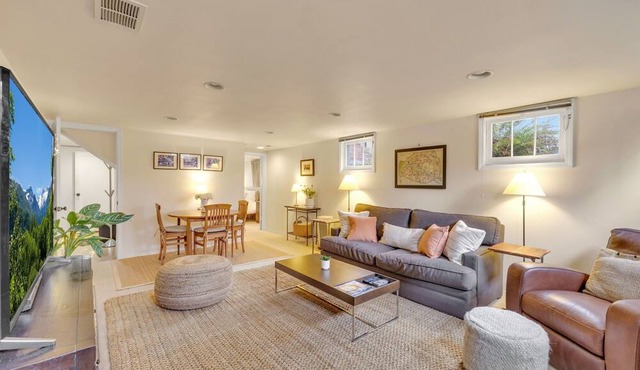 Large private 1 bedroom apartment in prime Seattle neighborhood near UW