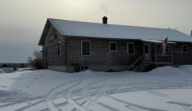 Cozy 3-bedroom rustic lodge in Island Falls perfect for your getaway