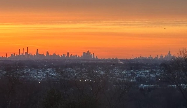 Spacious Townhome sleeps 12 in brilliant Hawthorne 14 miles from World Cup & NYC