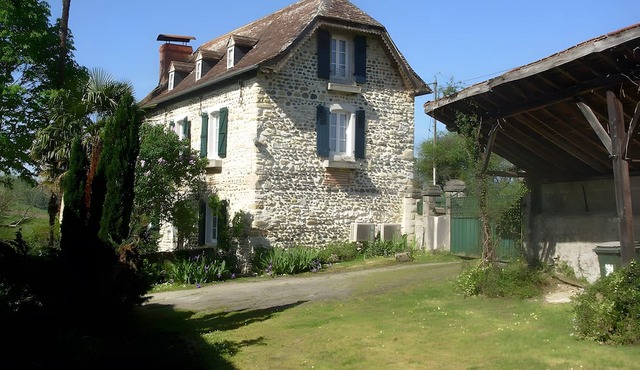 Authentic Béarnaise House with Mountain View, Wi-Fi & Air Conditioning