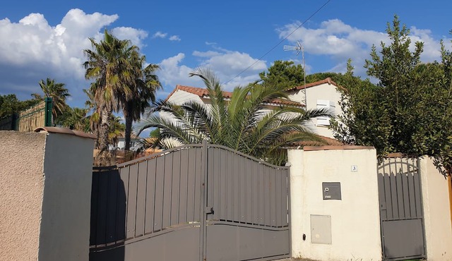 Small house near the beach, parking, garden, wifi, air conditioning