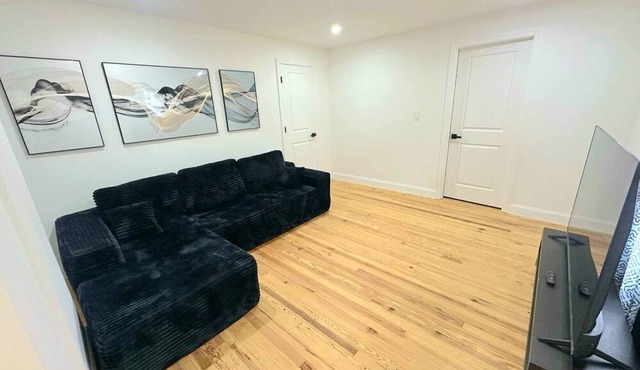 2-bedroom apartment in soothing Newark with cool AC